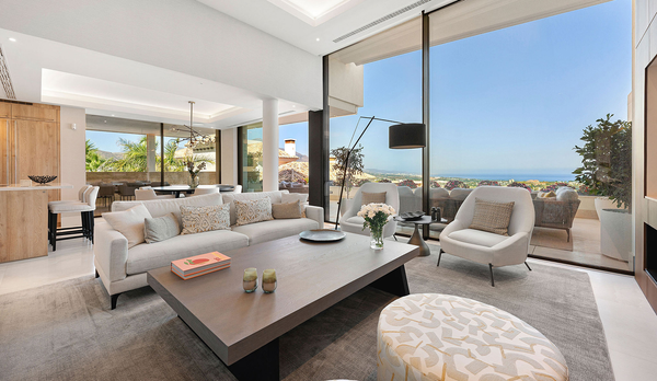 Nowoczesny salon w apartamencie na sprzedaż w Marbella