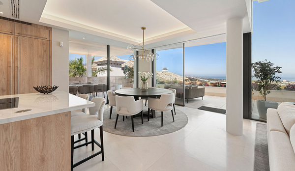 Apartament na sprzedaż Marbella salon z widokiem na morze